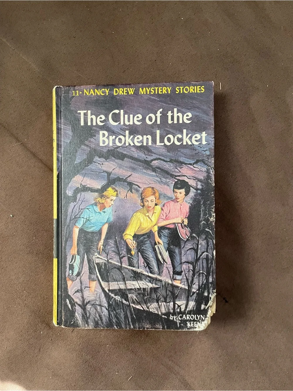 The Clue of the Broken Locket - Yellow/Multicolor Hardcover
